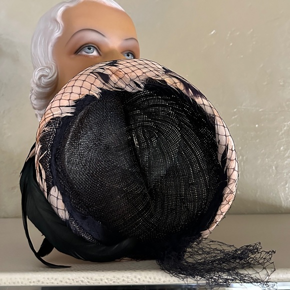 EXQUISITE 1940s\' BROWN STRAW HAT - PINK FEATHER TRIM + FEATHER \